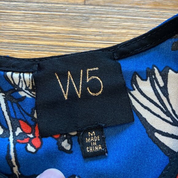 W5 medium blue floral‎ semi-sheer blouse with flutter sleeves - Picture 4 of 5